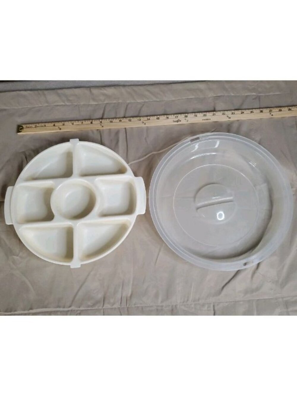 Rubbermaid Servin Saver Divided Vegetable Chip & Dip Server & Lid Beige 12” Wide